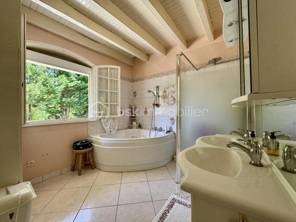 À seulement 5 minutes de la ville, nichée dans un environnement calme et entièrement boisé, ce bien profite d’une situation privilégiée, à la fois apaisante et à proximité immédiate des commodités. Je vous propose cette maison familiale de 160 m² habitables, sur sous-sol complet, implantée dans un parc arboré de 5370 m², offrant une vue dégagée sur la Montagne Noire.

Construite en 1985, cette maison présente une belle pièce de vie avec cuisine ouverte sur salon et séjour, agrémentée d’une grande cheminée centrale, avec accès direct à une véranda fermée de 25m2 exposée sud. À ce niveau, vous trouverez deux chambres de 13 et 15m2 avec placards, une salle de bain, et un WC séparé. Un second salon, plus intimiste et surélevé, complète l'espace principal.

À l’étage, deux chambres mansardées s’ouvrent sur un solarium, avec espace de rangement, le tout modulable offrant diverses possibilités.

Au sous-sol, environ 130 m², comprennent un garage avec cuisine d’été, une salle de bain supplémentaire, des espaces de rangement et une cave.

Le parc de 5370 m², entièrement clôturé, comprend plusieurs abris et dépendances pour véhicules (camping-car, caravane). La piscine sécurisée (10x4) est complétée par une douche, WC, terrasse couverte, barbecues et four à pizza, pour des moments conviviaux et authentiques.

Côté technique : 
-chauffage principal assuré par chaudière sur PAC AIR/EAU.
-Grand Insert redistribuant la chaleur dans plusieurs espaces. 
-Quatre unités de climatisation par PAC équipent la pièce de vie et une chambre. 
-Assainissement autonome par fosse septique.

Les commodités sont à proximité, permettant un accès rapide à la zone commerciale du Siala, au centre-ville, ainsi qu’à l’ensemble des établissements scolaires, infrastructures médicales, et tous commerces nécessaires au quotidien.

N’hésitez pas à me contacter pour organiser la visite de ce bien, qui mérite vraiment votre attention et ne demande qu’à être découvert.
L’organisation des visites se fait au : 06.51.97.28.57