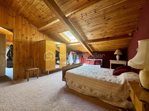 À seulement 5 minutes de la ville, nichée dans un environnement calme et entièrement boisé, ce bien profite d’une situation privilégiée, à la fois apaisante et à proximité immédiate des commodités. Je vous propose cette maison familiale de 160 m² habitables, sur sous-sol complet, implantée dans un parc arboré de 5370 m², offrant une vue dégagée sur la Montagne Noire.

Construite en 1985, cette maison présente une belle pièce de vie avec cuisine ouverte sur salon et séjour, agrémentée d’une grande cheminée centrale, avec accès direct à une véranda fermée de 25m2 exposée sud. À ce niveau, vous trouverez deux chambres de 13 et 15m2 avec placards, une salle de bain, et un WC séparé. Un second salon, plus intimiste et surélevé, complète l'espace principal.

À l’étage, deux chambres mansardées s’ouvrent sur un solarium, avec espace de rangement, le tout modulable offrant diverses possibilités.

Au sous-sol, environ 130 m², comprennent un garage avec cuisine d’été, une salle de bain supplémentaire, des espaces de rangement et une cave.

Le parc de 5370 m², entièrement clôturé, comprend plusieurs abris et dépendances pour véhicules (camping-car, caravane). La piscine sécurisée (10x4) est complétée par une douche, WC, terrasse couverte, barbecues et four à pizza, pour des moments conviviaux et authentiques.

Côté technique : 
-chauffage principal assuré par chaudière sur PAC AIR/EAU.
-Grand Insert redistribuant la chaleur dans plusieurs espaces. 
-Quatre unités de climatisation par PAC équipent la pièce de vie et une chambre. 
-Assainissement autonome par fosse septique.

Les commodités sont à proximité, permettant un accès rapide à la zone commerciale du Siala, au centre-ville, ainsi qu’à l’ensemble des établissements scolaires, infrastructures médicales, et tous commerces nécessaires au quotidien.

N’hésitez pas à me contacter pour organiser la visite de ce bien, qui mérite vraiment votre attention et ne demande qu’à être découvert.
L’organisation des visites se fait au : 06.51.97.28.57