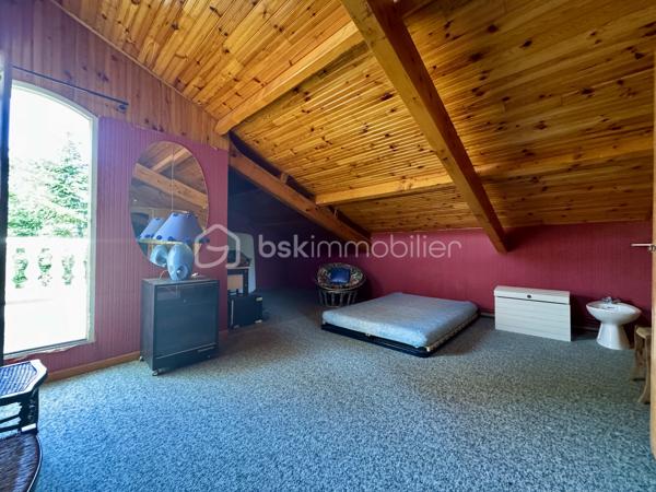 À seulement 5 minutes de la ville, nichée dans un environnement calme et entièrement boisé, ce bien profite d’une situation privilégiée, à la fois apaisante et à proximité immédiate des commodités. Je vous propose cette maison familiale de 160 m² habitables, sur sous-sol complet, implantée dans un parc arboré de 5370 m², offrant une vue dégagée sur la Montagne Noire.

Construite en 1985, cette maison présente une belle pièce de vie avec cuisine ouverte sur salon et séjour, agrémentée d’une grande cheminée centrale, avec accès direct à une véranda fermée de 25m2 exposée sud. À ce niveau, vous trouverez deux chambres de 13 et 15m2 avec placards, une salle de bain, et un WC séparé. Un second salon, plus intimiste et surélevé, complète l'espace principal.

À l’étage, deux chambres mansardées s’ouvrent sur un solarium, avec espace de rangement, le tout modulable offrant diverses possibilités.

Au sous-sol, environ 130 m², comprennent un garage avec cuisine d’été, une salle de bain supplémentaire, des espaces de rangement et une cave.

Le parc de 5370 m², entièrement clôturé, comprend plusieurs abris et dépendances pour véhicules (camping-car, caravane). La piscine sécurisée (10x4) est complétée par une douche, WC, terrasse couverte, barbecues et four à pizza, pour des moments conviviaux et authentiques.

Côté technique : 
-chauffage principal assuré par chaudière sur PAC AIR/EAU.
-Grand Insert redistribuant la chaleur dans plusieurs espaces. 
-Quatre unités de climatisation par PAC équipent la pièce de vie et une chambre. 
-Assainissement autonome par fosse septique.

Les commodités sont à proximité, permettant un accès rapide à la zone commerciale du Siala, au centre-ville, ainsi qu’à l’ensemble des établissements scolaires, infrastructures médicales, et tous commerces nécessaires au quotidien.

N’hésitez pas à me contacter pour organiser la visite de ce bien, qui mérite vraiment votre attention et ne demande qu’à être découvert.
L’organisation des visites se fait au : 06.51.97.28.57