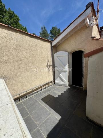 À seulement 5 minutes de la ville, nichée dans un environnement calme et entièrement boisé, ce bien profite d’une situation privilégiée, à la fois apaisante et à proximité immédiate des commodités. Je vous propose cette maison familiale de 160 m² habitables, sur sous-sol complet, implantée dans un parc arboré de 5370 m², offrant une vue dégagée sur la Montagne Noire.

Construite en 1985, cette maison présente une belle pièce de vie avec cuisine ouverte sur salon et séjour, agrémentée d’une grande cheminée centrale, avec accès direct à une véranda fermée de 25m2 exposée sud. À ce niveau, vous trouverez deux chambres de 13 et 15m2 avec placards, une salle de bain, et un WC séparé. Un second salon, plus intimiste et surélevé, complète l'espace principal.

À l’étage, deux chambres mansardées s’ouvrent sur un solarium, avec espace de rangement, le tout modulable offrant diverses possibilités.

Au sous-sol, environ 130 m², comprennent un garage avec cuisine d’été, une salle de bain supplémentaire, des espaces de rangement et une cave.

Le parc de 5370 m², entièrement clôturé, comprend plusieurs abris et dépendances pour véhicules (camping-car, caravane). La piscine sécurisée (10x4) est complétée par une douche, WC, terrasse couverte, barbecues et four à pizza, pour des moments conviviaux et authentiques.

Côté technique : 
-chauffage principal assuré par chaudière sur PAC AIR/EAU.
-Grand Insert redistribuant la chaleur dans plusieurs espaces. 
-Quatre unités de climatisation par PAC équipent la pièce de vie et une chambre. 
-Assainissement autonome par fosse septique.

Les commodités sont à proximité, permettant un accès rapide à la zone commerciale du Siala, au centre-ville, ainsi qu’à l’ensemble des établissements scolaires, infrastructures médicales, et tous commerces nécessaires au quotidien.

N’hésitez pas à me contacter pour organiser la visite de ce bien, qui mérite vraiment votre attention et ne demande qu’à être découvert.
L’organisation des visites se fait au : 06.51.97.28.57