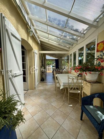 À seulement 5 minutes de la ville, nichée dans un environnement calme et entièrement boisé, ce bien profite d’une situation privilégiée, à la fois apaisante et à proximité immédiate des commodités. Je vous propose cette maison familiale de 160 m² habitables, sur sous-sol complet, implantée dans un parc arboré de 5370 m², offrant une vue dégagée sur la Montagne Noire.

Construite en 1985, cette maison présente une belle pièce de vie avec cuisine ouverte sur salon et séjour, agrémentée d’une grande cheminée centrale, avec accès direct à une véranda fermée de 25m2 exposée sud. À ce niveau, vous trouverez deux chambres de 13 et 15m2 avec placards, une salle de bain, et un WC séparé. Un second salon, plus intimiste et surélevé, complète l'espace principal.

À l’étage, deux chambres mansardées s’ouvrent sur un solarium, avec espace de rangement, le tout modulable offrant diverses possibilités.

Au sous-sol, environ 130 m², comprennent un garage avec cuisine d’été, une salle de bain supplémentaire, des espaces de rangement et une cave.

Le parc de 5370 m², entièrement clôturé, comprend plusieurs abris et dépendances pour véhicules (camping-car, caravane). La piscine sécurisée (10x4) est complétée par une douche, WC, terrasse couverte, barbecues et four à pizza, pour des moments conviviaux et authentiques.

Côté technique : 
-chauffage principal assuré par chaudière sur PAC AIR/EAU.
-Grand Insert redistribuant la chaleur dans plusieurs espaces. 
-Quatre unités de climatisation par PAC équipent la pièce de vie et une chambre. 
-Assainissement autonome par fosse septique.

Les commodités sont à proximité, permettant un accès rapide à la zone commerciale du Siala, au centre-ville, ainsi qu’à l’ensemble des établissements scolaires, infrastructures médicales, et tous commerces nécessaires au quotidien.

N’hésitez pas à me contacter pour organiser la visite de ce bien, qui mérite vraiment votre attention et ne demande qu’à être découvert.
L’organisation des visites se fait au : 06.51.97.28.57