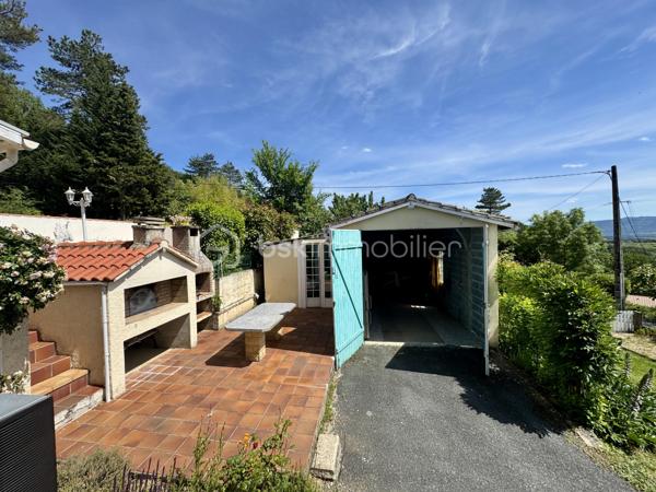 À seulement 5 minutes de la ville, nichée dans un environnement calme et entièrement boisé, ce bien profite d’une situation privilégiée, à la fois apaisante et à proximité immédiate des commodités. Je vous propose cette maison familiale de 160 m² habitables, sur sous-sol complet, implantée dans un parc arboré de 5370 m², offrant une vue dégagée sur la Montagne Noire.

Construite en 1985, cette maison présente une belle pièce de vie avec cuisine ouverte sur salon et séjour, agrémentée d’une grande cheminée centrale, avec accès direct à une véranda fermée de 25m2 exposée sud. À ce niveau, vous trouverez deux chambres de 13 et 15m2 avec placards, une salle de bain, et un WC séparé. Un second salon, plus intimiste et surélevé, complète l'espace principal.

À l’étage, deux chambres mansardées s’ouvrent sur un solarium, avec espace de rangement, le tout modulable offrant diverses possibilités.

Au sous-sol, environ 130 m², comprennent un garage avec cuisine d’été, une salle de bain supplémentaire, des espaces de rangement et une cave.

Le parc de 5370 m², entièrement clôturé, comprend plusieurs abris et dépendances pour véhicules (camping-car, caravane). La piscine sécurisée (10x4) est complétée par une douche, WC, terrasse couverte, barbecues et four à pizza, pour des moments conviviaux et authentiques.

Côté technique : 
-chauffage principal assuré par chaudière sur PAC AIR/EAU.
-Grand Insert redistribuant la chaleur dans plusieurs espaces. 
-Quatre unités de climatisation par PAC équipent la pièce de vie et une chambre. 
-Assainissement autonome par fosse septique.

Les commodités sont à proximité, permettant un accès rapide à la zone commerciale du Siala, au centre-ville, ainsi qu’à l’ensemble des établissements scolaires, infrastructures médicales, et tous commerces nécessaires au quotidien.

N’hésitez pas à me contacter pour organiser la visite de ce bien, qui mérite vraiment votre attention et ne demande qu’à être découvert.
L’organisation des visites se fait au : 06.51.97.28.57