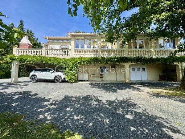 À seulement 5 minutes de la ville, nichée dans un environnement calme et entièrement boisé, ce bien profite d’une situation privilégiée, à la fois apaisante et à proximité immédiate des commodités. Je vous propose cette maison familiale de 160 m² habitables, sur sous-sol complet, implantée dans un parc arboré de 5370 m², offrant une vue dégagée sur la Montagne Noire.

Construite en 1985, cette maison présente une belle pièce de vie avec cuisine ouverte sur salon et séjour, agrémentée d’une grande cheminée centrale, avec accès direct à une véranda fermée de 25m2 exposée sud. À ce niveau, vous trouverez deux chambres de 13 et 15m2 avec placards, une salle de bain, et un WC séparé. Un second salon, plus intimiste et surélevé, complète l'espace principal.

À l’étage, deux chambres mansardées s’ouvrent sur un solarium, avec espace de rangement, le tout modulable offrant diverses possibilités.

Au sous-sol, environ 130 m², comprennent un garage avec cuisine d’été, une salle de bain supplémentaire, des espaces de rangement et une cave.

Le parc de 5370 m², entièrement clôturé, comprend plusieurs abris et dépendances pour véhicules (camping-car, caravane). La piscine sécurisée (10x4) est complétée par une douche, WC, terrasse couverte, barbecues et four à pizza, pour des moments conviviaux et authentiques.

Côté technique : 
-chauffage principal assuré par chaudière sur PAC AIR/EAU.
-Grand Insert redistribuant la chaleur dans plusieurs espaces. 
-Quatre unités de climatisation par PAC équipent la pièce de vie et une chambre. 
-Assainissement autonome par fosse septique.

Les commodités sont à proximité, permettant un accès rapide à la zone commerciale du Siala, au centre-ville, ainsi qu’à l’ensemble des établissements scolaires, infrastructures médicales, et tous commerces nécessaires au quotidien.

N’hésitez pas à me contacter pour organiser la visite de ce bien, qui mérite vraiment votre attention et ne demande qu’à être découvert.
L’organisation des visites se fait au : 06.51.97.28.57