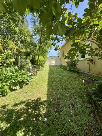 À seulement 5 minutes de la ville, nichée dans un environnement calme et entièrement boisé, ce bien profite d’une situation privilégiée, à la fois apaisante et à proximité immédiate des commodités. Je vous propose cette maison familiale de 160 m² habitables, sur sous-sol complet, implantée dans un parc arboré de 5370 m², offrant une vue dégagée sur la Montagne Noire.

Construite en 1985, cette maison présente une belle pièce de vie avec cuisine ouverte sur salon et séjour, agrémentée d’une grande cheminée centrale, avec accès direct à une véranda fermée de 25m2 exposée sud. À ce niveau, vous trouverez deux chambres de 13 et 15m2 avec placards, une salle de bain, et un WC séparé. Un second salon, plus intimiste et surélevé, complète l'espace principal.

À l’étage, deux chambres mansardées s’ouvrent sur un solarium, avec espace de rangement, le tout modulable offrant diverses possibilités.

Au sous-sol, environ 130 m², comprennent un garage avec cuisine d’été, une salle de bain supplémentaire, des espaces de rangement et une cave.

Le parc de 5370 m², entièrement clôturé, comprend plusieurs abris et dépendances pour véhicules (camping-car, caravane). La piscine sécurisée (10x4) est complétée par une douche, WC, terrasse couverte, barbecues et four à pizza, pour des moments conviviaux et authentiques.

Côté technique : 
-chauffage principal assuré par chaudière sur PAC AIR/EAU.
-Grand Insert redistribuant la chaleur dans plusieurs espaces. 
-Quatre unités de climatisation par PAC équipent la pièce de vie et une chambre. 
-Assainissement autonome par fosse septique.

Les commodités sont à proximité, permettant un accès rapide à la zone commerciale du Siala, au centre-ville, ainsi qu’à l’ensemble des établissements scolaires, infrastructures médicales, et tous commerces nécessaires au quotidien.

N’hésitez pas à me contacter pour organiser la visite de ce bien, qui mérite vraiment votre attention et ne demande qu’à être découvert.
L’organisation des visites se fait au : 06.51.97.28.57