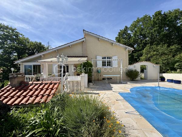 À seulement 5 minutes de la ville, nichée dans un environnement calme et entièrement boisé, ce bien profite d’une situation privilégiée, à la fois apaisante et à proximité immédiate des commodités. Je vous propose cette maison familiale de 160 m² habitables, sur sous-sol complet, implantée dans un parc arboré de 5370 m², offrant une vue dégagée sur la Montagne Noire.

Construite en 1985, cette maison présente une belle pièce de vie avec cuisine ouverte sur salon et séjour, agrémentée d’une grande cheminée centrale, avec accès direct à une véranda fermée de 25m2 exposée sud. À ce niveau, vous trouverez deux chambres de 13 et 15m2 avec placards, une salle de bain, et un WC séparé. Un second salon, plus intimiste et surélevé, complète l'espace principal.

À l’étage, deux chambres mansardées s’ouvrent sur un solarium, avec espace de rangement, le tout modulable offrant diverses possibilités.

Au sous-sol, environ 130 m², comprennent un garage avec cuisine d’été, une salle de bain supplémentaire, des espaces de rangement et une cave.

Le parc de 5370 m², entièrement clôturé, comprend plusieurs abris et dépendances pour véhicules (camping-car, caravane). La piscine sécurisée (10x4) est complétée par une douche, WC, terrasse couverte, barbecues et four à pizza, pour des moments conviviaux et authentiques.

Côté technique : 
-chauffage principal assuré par chaudière sur PAC AIR/EAU.
-Grand Insert redistribuant la chaleur dans plusieurs espaces. 
-Quatre unités de climatisation par PAC équipent la pièce de vie et une chambre. 
-Assainissement autonome par fosse septique.

Les commodités sont à proximité, permettant un accès rapide à la zone commerciale du Siala, au centre-ville, ainsi qu’à l’ensemble des établissements scolaires, infrastructures médicales, et tous commerces nécessaires au quotidien.

N’hésitez pas à me contacter pour organiser la visite de ce bien, qui mérite vraiment votre attention et ne demande qu’à être découvert.
L’organisation des visites se fait au : 06.51.97.28.57