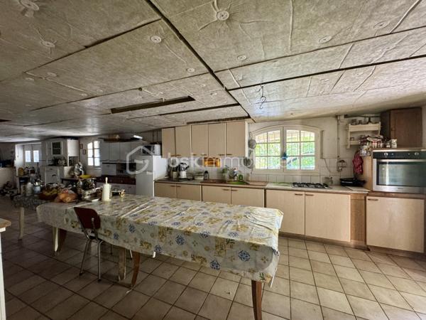 À seulement 5 minutes de la ville, nichée dans un environnement calme et entièrement boisé, ce bien profite d’une situation privilégiée, à la fois apaisante et à proximité immédiate des commodités. Je vous propose cette maison familiale de 160 m² habitables, sur sous-sol complet, implantée dans un parc arboré de 5370 m², offrant une vue dégagée sur la Montagne Noire.

Construite en 1985, cette maison présente une belle pièce de vie avec cuisine ouverte sur salon et séjour, agrémentée d’une grande cheminée centrale, avec accès direct à une véranda fermée de 25m2 exposée sud. À ce niveau, vous trouverez deux chambres de 13 et 15m2 avec placards, une salle de bain, et un WC séparé. Un second salon, plus intimiste et surélevé, complète l'espace principal.

À l’étage, deux chambres mansardées s’ouvrent sur un solarium, avec espace de rangement, le tout modulable offrant diverses possibilités.

Au sous-sol, environ 130 m², comprennent un garage avec cuisine d’été, une salle de bain supplémentaire, des espaces de rangement et une cave.

Le parc de 5370 m², entièrement clôturé, comprend plusieurs abris et dépendances pour véhicules (camping-car, caravane). La piscine sécurisée (10x4) est complétée par une douche, WC, terrasse couverte, barbecues et four à pizza, pour des moments conviviaux et authentiques.

Côté technique : 
-chauffage principal assuré par chaudière sur PAC AIR/EAU.
-Grand Insert redistribuant la chaleur dans plusieurs espaces. 
-Quatre unités de climatisation par PAC équipent la pièce de vie et une chambre. 
-Assainissement autonome par fosse septique.

Les commodités sont à proximité, permettant un accès rapide à la zone commerciale du Siala, au centre-ville, ainsi qu’à l’ensemble des établissements scolaires, infrastructures médicales, et tous commerces nécessaires au quotidien.

N’hésitez pas à me contacter pour organiser la visite de ce bien, qui mérite vraiment votre attention et ne demande qu’à être découvert.
L’organisation des visites se fait au : 06.51.97.28.57