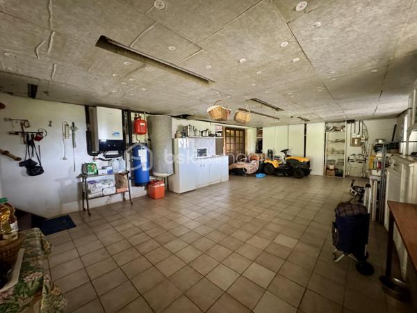 À seulement 5 minutes de la ville, nichée dans un environnement calme et entièrement boisé, ce bien profite d’une situation privilégiée, à la fois apaisante et à proximité immédiate des commodités. Je vous propose cette maison familiale de 160 m² habitables, sur sous-sol complet, implantée dans un parc arboré de 5370 m², offrant une vue dégagée sur la Montagne Noire.

Construite en 1985, cette maison présente une belle pièce de vie avec cuisine ouverte sur salon et séjour, agrémentée d’une grande cheminée centrale, avec accès direct à une véranda fermée de 25m2 exposée sud. À ce niveau, vous trouverez deux chambres de 13 et 15m2 avec placards, une salle de bain, et un WC séparé. Un second salon, plus intimiste et surélevé, complète l'espace principal.

À l’étage, deux chambres mansardées s’ouvrent sur un solarium, avec espace de rangement, le tout modulable offrant diverses possibilités.

Au sous-sol, environ 130 m², comprennent un garage avec cuisine d’été, une salle de bain supplémentaire, des espaces de rangement et une cave.

Le parc de 5370 m², entièrement clôturé, comprend plusieurs abris et dépendances pour véhicules (camping-car, caravane). La piscine sécurisée (10x4) est complétée par une douche, WC, terrasse couverte, barbecues et four à pizza, pour des moments conviviaux et authentiques.

Côté technique : 
-chauffage principal assuré par chaudière sur PAC AIR/EAU.
-Grand Insert redistribuant la chaleur dans plusieurs espaces. 
-Quatre unités de climatisation par PAC équipent la pièce de vie et une chambre. 
-Assainissement autonome par fosse septique.

Les commodités sont à proximité, permettant un accès rapide à la zone commerciale du Siala, au centre-ville, ainsi qu’à l’ensemble des établissements scolaires, infrastructures médicales, et tous commerces nécessaires au quotidien.

N’hésitez pas à me contacter pour organiser la visite de ce bien, qui mérite vraiment votre attention et ne demande qu’à être découvert.
L’organisation des visites se fait au : 06.51.97.28.57
