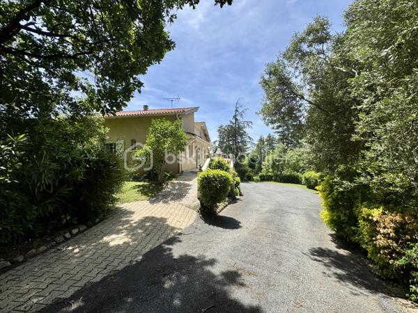 À seulement 5 minutes de la ville, nichée dans un environnement calme et entièrement boisé, ce bien profite d’une situation privilégiée, à la fois apaisante et à proximité immédiate des commodités. Je vous propose cette maison familiale de 160 m² habitables, sur sous-sol complet, implantée dans un parc arboré de 5370 m², offrant une vue dégagée sur la Montagne Noire.

Construite en 1985, cette maison présente une belle pièce de vie avec cuisine ouverte sur salon et séjour, agrémentée d’une grande cheminée centrale, avec accès direct à une véranda fermée de 25m2 exposée sud. À ce niveau, vous trouverez deux chambres de 13 et 15m2 avec placards, une salle de bain, et un WC séparé. Un second salon, plus intimiste et surélevé, complète l'espace principal.

À l’étage, deux chambres mansardées s’ouvrent sur un solarium, avec espace de rangement, le tout modulable offrant diverses possibilités.

Au sous-sol, environ 130 m², comprennent un garage avec cuisine d’été, une salle de bain supplémentaire, des espaces de rangement et une cave.

Le parc de 5370 m², entièrement clôturé, comprend plusieurs abris et dépendances pour véhicules (camping-car, caravane). La piscine sécurisée (10x4) est complétée par une douche, WC, terrasse couverte, barbecues et four à pizza, pour des moments conviviaux et authentiques.

Côté technique : 
-chauffage principal assuré par chaudière sur PAC AIR/EAU.
-Grand Insert redistribuant la chaleur dans plusieurs espaces. 
-Quatre unités de climatisation par PAC équipent la pièce de vie et une chambre. 
-Assainissement autonome par fosse septique.

Les commodités sont à proximité, permettant un accès rapide à la zone commerciale du Siala, au centre-ville, ainsi qu’à l’ensemble des établissements scolaires, infrastructures médicales, et tous commerces nécessaires au quotidien.

N’hésitez pas à me contacter pour organiser la visite de ce bien, qui mérite vraiment votre attention et ne demande qu’à être découvert.
L’organisation des visites se fait au : 06.51.97.28.57