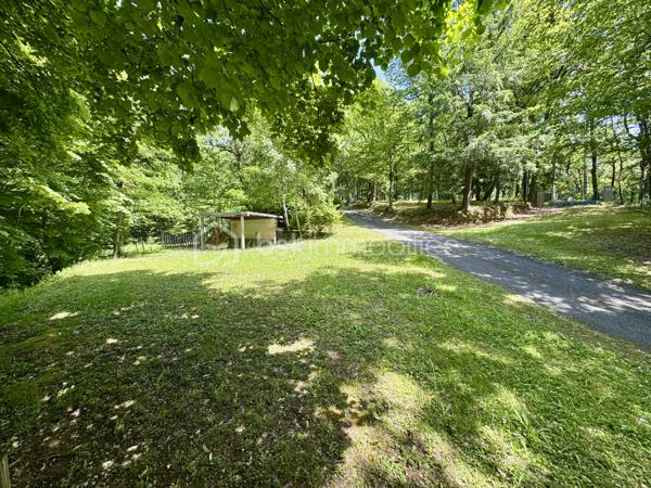 À seulement 5 minutes de la ville, nichée dans un environnement calme et entièrement boisé, ce bien profite d’une situation privilégiée, à la fois apaisante et à proximité immédiate des commodités. Je vous propose cette maison familiale de 160 m² habitables, sur sous-sol complet, implantée dans un parc arboré de 5370 m², offrant une vue dégagée sur la Montagne Noire.

Construite en 1985, cette maison présente une belle pièce de vie avec cuisine ouverte sur salon et séjour, agrémentée d’une grande cheminée centrale, avec accès direct à une véranda fermée de 25m2 exposée sud. À ce niveau, vous trouverez deux chambres de 13 et 15m2 avec placards, une salle de bain, et un WC séparé. Un second salon, plus intimiste et surélevé, complète l'espace principal.

À l’étage, deux chambres mansardées s’ouvrent sur un solarium, avec espace de rangement, le tout modulable offrant diverses possibilités.

Au sous-sol, environ 130 m², comprennent un garage avec cuisine d’été, une salle de bain supplémentaire, des espaces de rangement et une cave.

Le parc de 5370 m², entièrement clôturé, comprend plusieurs abris et dépendances pour véhicules (camping-car, caravane). La piscine sécurisée (10x4) est complétée par une douche, WC, terrasse couverte, barbecues et four à pizza, pour des moments conviviaux et authentiques.

Côté technique : 
-chauffage principal assuré par chaudière sur PAC AIR/EAU.
-Grand Insert redistribuant la chaleur dans plusieurs espaces. 
-Quatre unités de climatisation par PAC équipent la pièce de vie et une chambre. 
-Assainissement autonome par fosse septique.

Les commodités sont à proximité, permettant un accès rapide à la zone commerciale du Siala, au centre-ville, ainsi qu’à l’ensemble des établissements scolaires, infrastructures médicales, et tous commerces nécessaires au quotidien.

N’hésitez pas à me contacter pour organiser la visite de ce bien, qui mérite vraiment votre attention et ne demande qu’à être découvert.
L’organisation des visites se fait au : 06.51.97.28.57