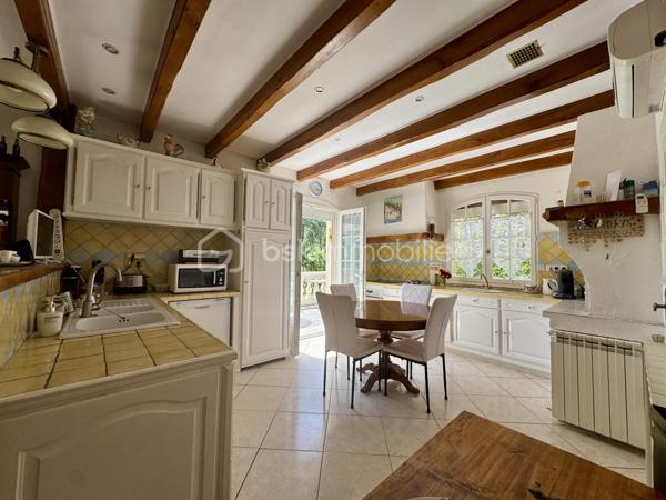 À seulement 5 minutes de la ville, nichée dans un environnement calme et entièrement boisé, ce bien profite d’une situation privilégiée, à la fois apaisante et à proximité immédiate des commodités. Je vous propose cette maison familiale de 160 m² habitables, sur sous-sol complet, implantée dans un parc arboré de 5370 m², offrant une vue dégagée sur la Montagne Noire.

Construite en 1985, cette maison présente une belle pièce de vie avec cuisine ouverte sur salon et séjour, agrémentée d’une grande cheminée centrale, avec accès direct à une véranda fermée de 25m2 exposée sud. À ce niveau, vous trouverez deux chambres de 13 et 15m2 avec placards, une salle de bain, et un WC séparé. Un second salon, plus intimiste et surélevé, complète l'espace principal.

À l’étage, deux chambres mansardées s’ouvrent sur un solarium, avec espace de rangement, le tout modulable offrant diverses possibilités.

Au sous-sol, environ 130 m², comprennent un garage avec cuisine d’été, une salle de bain supplémentaire, des espaces de rangement et une cave.

Le parc de 5370 m², entièrement clôturé, comprend plusieurs abris et dépendances pour véhicules (camping-car, caravane). La piscine sécurisée (10x4) est complétée par une douche, WC, terrasse couverte, barbecues et four à pizza, pour des moments conviviaux et authentiques.

Côté technique : 
-chauffage principal assuré par chaudière sur PAC AIR/EAU.
-Grand Insert redistribuant la chaleur dans plusieurs espaces. 
-Quatre unités de climatisation par PAC équipent la pièce de vie et une chambre. 
-Assainissement autonome par fosse septique.

Les commodités sont à proximité, permettant un accès rapide à la zone commerciale du Siala, au centre-ville, ainsi qu’à l’ensemble des établissements scolaires, infrastructures médicales, et tous commerces nécessaires au quotidien.

N’hésitez pas à me contacter pour organiser la visite de ce bien, qui mérite vraiment votre attention et ne demande qu’à être découvert.
L’organisation des visites se fait au : 06.51.97.28.57