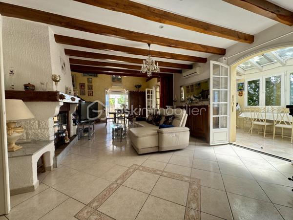 À seulement 5 minutes de la ville, nichée dans un environnement calme et entièrement boisé, ce bien profite d’une situation privilégiée, à la fois apaisante et à proximité immédiate des commodités. Je vous propose cette maison familiale de 160 m² habitables, sur sous-sol complet, implantée dans un parc arboré de 5370 m², offrant une vue dégagée sur la Montagne Noire.

Construite en 1985, cette maison présente une belle pièce de vie avec cuisine ouverte sur salon et séjour, agrémentée d’une grande cheminée centrale, avec accès direct à une véranda fermée de 25m2 exposée sud. À ce niveau, vous trouverez deux chambres de 13 et 15m2 avec placards, une salle de bain, et un WC séparé. Un second salon, plus intimiste et surélevé, complète l'espace principal.

À l’étage, deux chambres mansardées s’ouvrent sur un solarium, avec espace de rangement, le tout modulable offrant diverses possibilités.

Au sous-sol, environ 130 m², comprennent un garage avec cuisine d’été, une salle de bain supplémentaire, des espaces de rangement et une cave.

Le parc de 5370 m², entièrement clôturé, comprend plusieurs abris et dépendances pour véhicules (camping-car, caravane). La piscine sécurisée (10x4) est complétée par une douche, WC, terrasse couverte, barbecues et four à pizza, pour des moments conviviaux et authentiques.

Côté technique : 
-chauffage principal assuré par chaudière sur PAC AIR/EAU.
-Grand Insert redistribuant la chaleur dans plusieurs espaces. 
-Quatre unités de climatisation par PAC équipent la pièce de vie et une chambre. 
-Assainissement autonome par fosse septique.

Les commodités sont à proximité, permettant un accès rapide à la zone commerciale du Siala, au centre-ville, ainsi qu’à l’ensemble des établissements scolaires, infrastructures médicales, et tous commerces nécessaires au quotidien.

N’hésitez pas à me contacter pour organiser la visite de ce bien, qui mérite vraiment votre attention et ne demande qu’à être découvert.
L’organisation des visites se fait au : 06.51.97.28.57