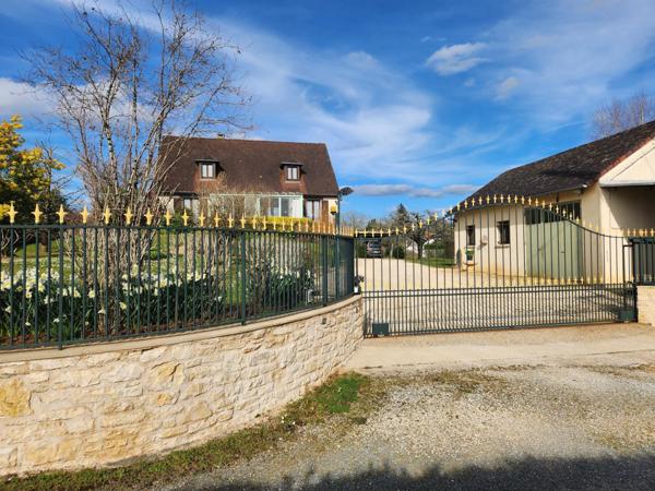 Maison à THIVIERS, 24800 - 6 pièces 219m²