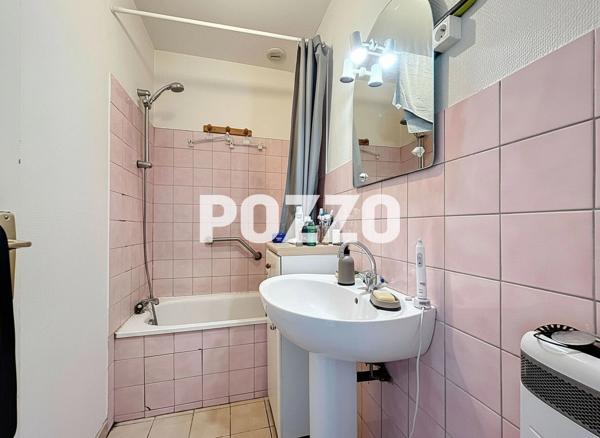 A vendre : Immeuble de 3 appartements loués à Saint-Martin-de-Bréhal (50290), 50m de la place BREHAL