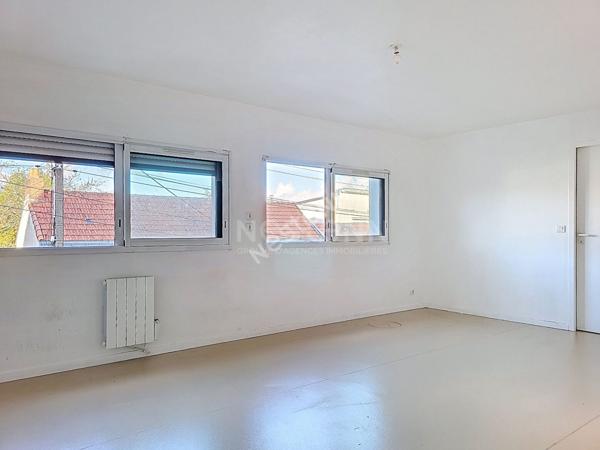 Nantes Bout des Pavés : En vente ! Exclusivité ! Appartement T2 au 1er étage, place de parking extérieure, cuisine aménagée, chambre séparée. Proche toutes commodités.