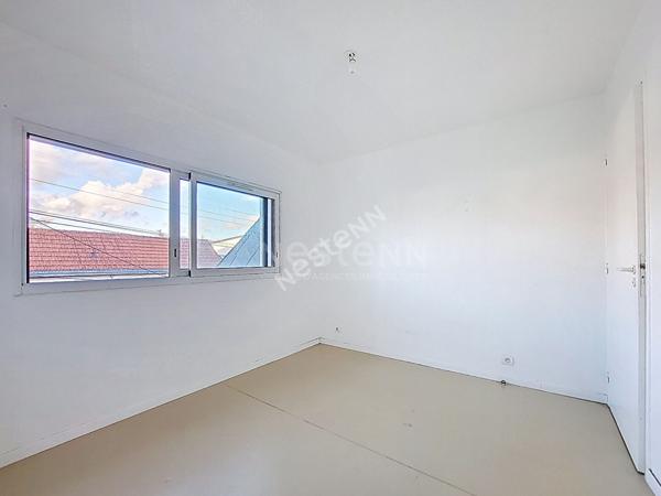 Nantes Bout des Pavés : En vente ! Exclusivité ! Appartement T2 au 1er étage, place de parking extérieure, cuisine aménagée, chambre séparée. Proche toutes commodités.