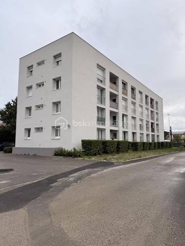 Situé au 1er étage de la résidence Le Chanteclerc, à proximité immédiate des commerces, des écoles, des transports et à seulement quelques minutes de Valence, venez découvrir cet appartement T4 de 64 m², libre de toute occupation.

Il se compose d'une entrée, d'un séjour lumineux ouvrant sur un balcon, d'une cuisine indépendante, de trois chambres, d'une salle d'eau et d'un WC indépendant.

Vous profiterez également d'une cave et d'un garage privatif, des prestations particulièrement recherchées sur le secteur.

La copropriété a bénéficié de travaux d'isolation thermique par l'extérieur, améliorant le confort des occupants et les performances énergétiques du bâtiment. L'appartement est ainsi classé D au Diagnostic de Performance Énergétique (DPE).

Quelques travaux de modernisation permettront de révéler tout le potentiel de ce bien et de l'aménager selon vos envies.

Les atouts du bien :
Appartement T4 de 64 m²
3 chambres
Balcon
Garage privatif
Cave
Résidence Le Chanteclerc
Appartement libre de toute occupation
Isolation thermique par l'extérieur réalisée
DPE : D
Proximité immédiate des commerces, écoles, transports et de Valence

Que vous soyez à la recherche de votre résidence principale ou d'un investissement patrimonial, cet appartement constitue une belle opportunité grâce à son emplacement, sa fonctionnalité et son potentiel.

À découvrir sans tarder !