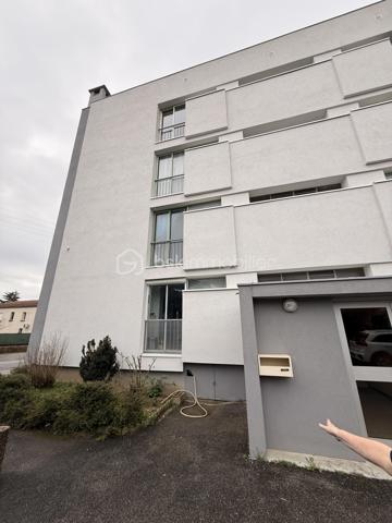 Situé au 1er étage de la résidence Le Chanteclerc, à proximité immédiate des commerces, des écoles, des transports et à seulement quelques minutes de Valence, venez découvrir cet appartement T4 de 64 m², libre de toute occupation.

Il se compose d'une entrée, d'un séjour lumineux ouvrant sur un balcon, d'une cuisine indépendante, de trois chambres, d'une salle d'eau et d'un WC indépendant.

Vous profiterez également d'une cave et d'un garage privatif, des prestations particulièrement recherchées sur le secteur.

La copropriété a bénéficié de travaux d'isolation thermique par l'extérieur, améliorant le confort des occupants et les performances énergétiques du bâtiment. L'appartement est ainsi classé D au Diagnostic de Performance Énergétique (DPE).

Quelques travaux de modernisation permettront de révéler tout le potentiel de ce bien et de l'aménager selon vos envies.

Les atouts du bien :
Appartement T4 de 64 m²
3 chambres
Balcon
Garage privatif
Cave
Résidence Le Chanteclerc
Appartement libre de toute occupation
Isolation thermique par l'extérieur réalisée
DPE : D
Proximité immédiate des commerces, écoles, transports et de Valence

Que vous soyez à la recherche de votre résidence principale ou d'un investissement patrimonial, cet appartement constitue une belle opportunité grâce à son emplacement, sa fonctionnalité et son potentiel.

À découvrir sans tarder !