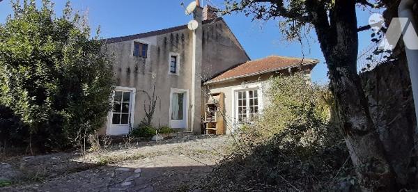 Maison de bourg :cuisine, salle d'eau, WC, salle à manger, salon, 3 chambres, cave, jardinet