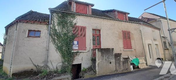 Maison de bourg :cuisine, salle d'eau, WC, salle à manger, salon, 3 chambres, cave, jardinet