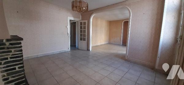 Maison de bourg :cuisine, salle d'eau, WC, salle à manger, salon, 3 chambres, cave, jardinet