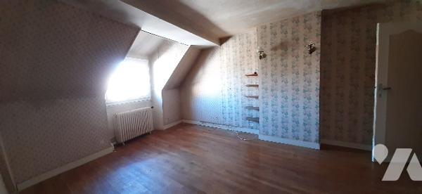 Maison de bourg :cuisine, salle d'eau, WC, salle à manger, salon, 3 chambres, cave, jardinet