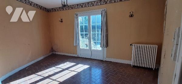 Maison de bourg :cuisine, salle d'eau, WC, salle à manger, salon, 3 chambres, cave, jardinet