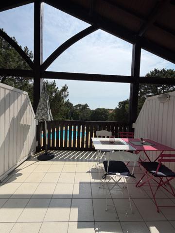 T2 + mezzanine, piscine et vue golf