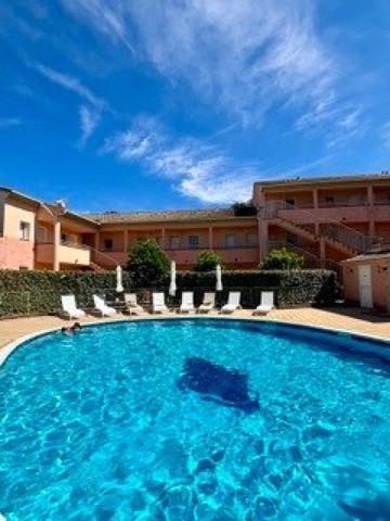 T2 avec terrasse et piscine en bord de mer
