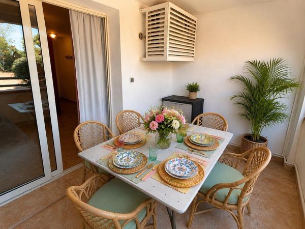 T2 avec terrasse et piscine en bord de mer