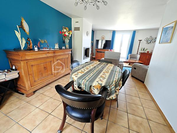À Gallardon, dans un environnement particulièrement recherché alliant calme résidentiel, proximité immédiate des écoles, commerces et accès rapide vers Paris / Chartres, venez découvrir cette superbe maison familiale de standing, parfaitement entretenue, offrant environ 120,78 m² habitables complétés par un sous-sol total de 81,25 m², un garage indépendant, le tout édifié sur un magnifique terrain clos, arboré et aménagé de 1 289 m², sans vis-à-vis.

Dès l’arrivée, le charme opère immédiatement. La qualité d’entretien irréprochable, la luminosité naturelle omniprésente, les volumes harmonieux et l’atmosphère chaleureuse font de cette propriété un bien rare sur le secteur.

Le rez-de-chaussée propose une organisation de plain-pied particulièrement confortable avec une cuisine indépendante fonctionnelle, un agréable espace séjour / salon de plus de 31 m², idéal pour recevoir famille et amis, donnant sur une grande terrasse, idéale pour partager de précieux moments de détente et de convivialité en famille ou entre amis. Deux belles chambres avec rangements et dressing, une salle d’eau moderne ainsi qu’un WC séparé.

À l’étage, un vaste palier de plus de 14 m² constitue un véritable espace de vie supplémentaire pouvant accueillir bureau, coin lecture, salon détente ou salle de jeux. Ce niveau dessert également deux grandes chambres confortables avec rangements intégrés, une seconde salle d’eau et un WC indépendant, offrant un confort idéal pour la vie familiale.

Le sous-sol total représente un atout exceptionnel et rare, avec plus de 81 m² d’espaces complémentaires comprenant :
garage intérieur
vaste atelier
cave peinte
buanderie aménagée
cellier / espaces de stockage

Parfait pour les passionnés de bricolage, le rangement, les véhicules ou les besoins professionnels.

Les prestations générales confirment le sérieux de l’entretien : maison saine, propre, parfaitement suivie, tableau électrique refait avec protections modernes, nombreux placards aménagés, volumes optimisés.

À l’extérieur, vous profiterez d’un superbe terrain plat de 1 289 m², entièrement clos, arboré et soigneusement entretenu, véritable écrin de verdure sans aucun vis-à-vis. Un garage indépendant de 19 m² ainsi qu’un abri de jardin viennent compléter cet ensemble de grande qualité.

Cette propriété réunit tous les critères les plus recherchés : espace, confort, fonctionnalité, intimité, dépendances, grand terrain et excellent état général.

Une maison coup de cœur, rare sur le marché, où il ne reste plus qu’à poser vos valises.

Cette maison vous attend. Venez la découvrir sans tarder.

Contactez-moi 7j/7 pour organiser votre visite et vous accompagner dans votre projet immobilier.