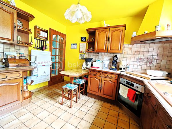 À Gallardon, dans un environnement particulièrement recherché alliant calme résidentiel, proximité immédiate des écoles, commerces et accès rapide vers Paris / Chartres, venez découvrir cette superbe maison familiale de standing, parfaitement entretenue, offrant environ 120,78 m² habitables complétés par un sous-sol total de 81,25 m², un garage indépendant, le tout édifié sur un magnifique terrain clos, arboré et aménagé de 1 289 m², sans vis-à-vis.

Dès l’arrivée, le charme opère immédiatement. La qualité d’entretien irréprochable, la luminosité naturelle omniprésente, les volumes harmonieux et l’atmosphère chaleureuse font de cette propriété un bien rare sur le secteur.

Le rez-de-chaussée propose une organisation de plain-pied particulièrement confortable avec une cuisine indépendante fonctionnelle, un agréable espace séjour / salon de plus de 31 m², idéal pour recevoir famille et amis, donnant sur une grande terrasse, idéale pour partager de précieux moments de détente et de convivialité en famille ou entre amis. Deux belles chambres avec rangements et dressing, une salle d’eau moderne ainsi qu’un WC séparé.

À l’étage, un vaste palier de plus de 14 m² constitue un véritable espace de vie supplémentaire pouvant accueillir bureau, coin lecture, salon détente ou salle de jeux. Ce niveau dessert également deux grandes chambres confortables avec rangements intégrés, une seconde salle d’eau et un WC indépendant, offrant un confort idéal pour la vie familiale.

Le sous-sol total représente un atout exceptionnel et rare, avec plus de 81 m² d’espaces complémentaires comprenant :
garage intérieur
vaste atelier
cave peinte
buanderie aménagée
cellier / espaces de stockage

Parfait pour les passionnés de bricolage, le rangement, les véhicules ou les besoins professionnels.

Les prestations générales confirment le sérieux de l’entretien : maison saine, propre, parfaitement suivie, tableau électrique refait avec protections modernes, nombreux placards aménagés, volumes optimisés.

À l’extérieur, vous profiterez d’un superbe terrain plat de 1 289 m², entièrement clos, arboré et soigneusement entretenu, véritable écrin de verdure sans aucun vis-à-vis. Un garage indépendant de 19 m² ainsi qu’un abri de jardin viennent compléter cet ensemble de grande qualité.

Cette propriété réunit tous les critères les plus recherchés : espace, confort, fonctionnalité, intimité, dépendances, grand terrain et excellent état général.

Une maison coup de cœur, rare sur le marché, où il ne reste plus qu’à poser vos valises.

Cette maison vous attend. Venez la découvrir sans tarder.

Contactez-moi 7j/7 pour organiser votre visite et vous accompagner dans votre projet immobilier.