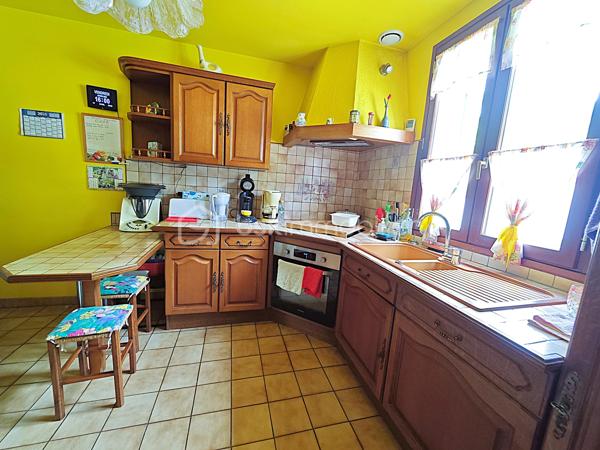 À Gallardon, dans un environnement particulièrement recherché alliant calme résidentiel, proximité immédiate des écoles, commerces et accès rapide vers Paris / Chartres, venez découvrir cette superbe maison familiale de standing, parfaitement entretenue, offrant environ 120,78 m² habitables complétés par un sous-sol total de 81,25 m², un garage indépendant, le tout édifié sur un magnifique terrain clos, arboré et aménagé de 1 289 m², sans vis-à-vis.

Dès l’arrivée, le charme opère immédiatement. La qualité d’entretien irréprochable, la luminosité naturelle omniprésente, les volumes harmonieux et l’atmosphère chaleureuse font de cette propriété un bien rare sur le secteur.

Le rez-de-chaussée propose une organisation de plain-pied particulièrement confortable avec une cuisine indépendante fonctionnelle, un agréable espace séjour / salon de plus de 31 m², idéal pour recevoir famille et amis, donnant sur une grande terrasse, idéale pour partager de précieux moments de détente et de convivialité en famille ou entre amis. Deux belles chambres avec rangements et dressing, une salle d’eau moderne ainsi qu’un WC séparé.

À l’étage, un vaste palier de plus de 14 m² constitue un véritable espace de vie supplémentaire pouvant accueillir bureau, coin lecture, salon détente ou salle de jeux. Ce niveau dessert également deux grandes chambres confortables avec rangements intégrés, une seconde salle d’eau et un WC indépendant, offrant un confort idéal pour la vie familiale.

Le sous-sol total représente un atout exceptionnel et rare, avec plus de 81 m² d’espaces complémentaires comprenant :
garage intérieur
vaste atelier
cave peinte
buanderie aménagée
cellier / espaces de stockage

Parfait pour les passionnés de bricolage, le rangement, les véhicules ou les besoins professionnels.

Les prestations générales confirment le sérieux de l’entretien : maison saine, propre, parfaitement suivie, tableau électrique refait avec protections modernes, nombreux placards aménagés, volumes optimisés.

À l’extérieur, vous profiterez d’un superbe terrain plat de 1 289 m², entièrement clos, arboré et soigneusement entretenu, véritable écrin de verdure sans aucun vis-à-vis. Un garage indépendant de 19 m² ainsi qu’un abri de jardin viennent compléter cet ensemble de grande qualité.

Cette propriété réunit tous les critères les plus recherchés : espace, confort, fonctionnalité, intimité, dépendances, grand terrain et excellent état général.

Une maison coup de cœur, rare sur le marché, où il ne reste plus qu’à poser vos valises.

Cette maison vous attend. Venez la découvrir sans tarder.

Contactez-moi 7j/7 pour organiser votre visite et vous accompagner dans votre projet immobilier.