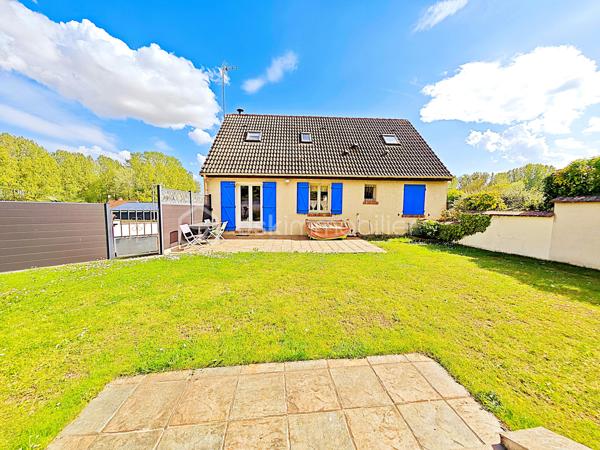 À Gallardon, dans un environnement particulièrement recherché alliant calme résidentiel, proximité immédiate des écoles, commerces et accès rapide vers Paris / Chartres, venez découvrir cette superbe maison familiale de standing, parfaitement entretenue, offrant environ 120,78 m² habitables complétés par un sous-sol total de 81,25 m², un garage indépendant, le tout édifié sur un magnifique terrain clos, arboré et aménagé de 1 289 m², sans vis-à-vis.

Dès l’arrivée, le charme opère immédiatement. La qualité d’entretien irréprochable, la luminosité naturelle omniprésente, les volumes harmonieux et l’atmosphère chaleureuse font de cette propriété un bien rare sur le secteur.

Le rez-de-chaussée propose une organisation de plain-pied particulièrement confortable avec une cuisine indépendante fonctionnelle, un agréable espace séjour / salon de plus de 31 m², idéal pour recevoir famille et amis, donnant sur une grande terrasse, idéale pour partager de précieux moments de détente et de convivialité en famille ou entre amis. Deux belles chambres avec rangements et dressing, une salle d’eau moderne ainsi qu’un WC séparé.

À l’étage, un vaste palier de plus de 14 m² constitue un véritable espace de vie supplémentaire pouvant accueillir bureau, coin lecture, salon détente ou salle de jeux. Ce niveau dessert également deux grandes chambres confortables avec rangements intégrés, une seconde salle d’eau et un WC indépendant, offrant un confort idéal pour la vie familiale.

Le sous-sol total représente un atout exceptionnel et rare, avec plus de 81 m² d’espaces complémentaires comprenant :
garage intérieur
vaste atelier
cave peinte
buanderie aménagée
cellier / espaces de stockage

Parfait pour les passionnés de bricolage, le rangement, les véhicules ou les besoins professionnels.

Les prestations générales confirment le sérieux de l’entretien : maison saine, propre, parfaitement suivie, tableau électrique refait avec protections modernes, nombreux placards aménagés, volumes optimisés.

À l’extérieur, vous profiterez d’un superbe terrain plat de 1 289 m², entièrement clos, arboré et soigneusement entretenu, véritable écrin de verdure sans aucun vis-à-vis. Un garage indépendant de 19 m² ainsi qu’un abri de jardin viennent compléter cet ensemble de grande qualité.

Cette propriété réunit tous les critères les plus recherchés : espace, confort, fonctionnalité, intimité, dépendances, grand terrain et excellent état général.

Une maison coup de cœur, rare sur le marché, où il ne reste plus qu’à poser vos valises.

Cette maison vous attend. Venez la découvrir sans tarder.

Contactez-moi 7j/7 pour organiser votre visite et vous accompagner dans votre projet immobilier.