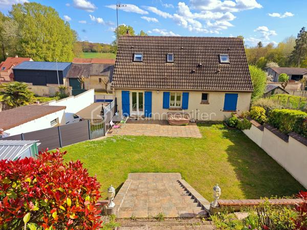 À Gallardon, dans un environnement particulièrement recherché alliant calme résidentiel, proximité immédiate des écoles, commerces et accès rapide vers Paris / Chartres, venez découvrir cette superbe maison familiale de standing, parfaitement entretenue, offrant environ 120,78 m² habitables complétés par un sous-sol total de 81,25 m², un garage indépendant, le tout édifié sur un magnifique terrain clos, arboré et aménagé de 1 289 m², sans vis-à-vis.

Dès l’arrivée, le charme opère immédiatement. La qualité d’entretien irréprochable, la luminosité naturelle omniprésente, les volumes harmonieux et l’atmosphère chaleureuse font de cette propriété un bien rare sur le secteur.

Le rez-de-chaussée propose une organisation de plain-pied particulièrement confortable avec une cuisine indépendante fonctionnelle, un agréable espace séjour / salon de plus de 31 m², idéal pour recevoir famille et amis, donnant sur une grande terrasse, idéale pour partager de précieux moments de détente et de convivialité en famille ou entre amis. Deux belles chambres avec rangements et dressing, une salle d’eau moderne ainsi qu’un WC séparé.

À l’étage, un vaste palier de plus de 14 m² constitue un véritable espace de vie supplémentaire pouvant accueillir bureau, coin lecture, salon détente ou salle de jeux. Ce niveau dessert également deux grandes chambres confortables avec rangements intégrés, une seconde salle d’eau et un WC indépendant, offrant un confort idéal pour la vie familiale.

Le sous-sol total représente un atout exceptionnel et rare, avec plus de 81 m² d’espaces complémentaires comprenant :
garage intérieur
vaste atelier
cave peinte
buanderie aménagée
cellier / espaces de stockage

Parfait pour les passionnés de bricolage, le rangement, les véhicules ou les besoins professionnels.

Les prestations générales confirment le sérieux de l’entretien : maison saine, propre, parfaitement suivie, tableau électrique refait avec protections modernes, nombreux placards aménagés, volumes optimisés.

À l’extérieur, vous profiterez d’un superbe terrain plat de 1 289 m², entièrement clos, arboré et soigneusement entretenu, véritable écrin de verdure sans aucun vis-à-vis. Un garage indépendant de 19 m² ainsi qu’un abri de jardin viennent compléter cet ensemble de grande qualité.

Cette propriété réunit tous les critères les plus recherchés : espace, confort, fonctionnalité, intimité, dépendances, grand terrain et excellent état général.

Une maison coup de cœur, rare sur le marché, où il ne reste plus qu’à poser vos valises.

Cette maison vous attend. Venez la découvrir sans tarder.

Contactez-moi 7j/7 pour organiser votre visite et vous accompagner dans votre projet immobilier.