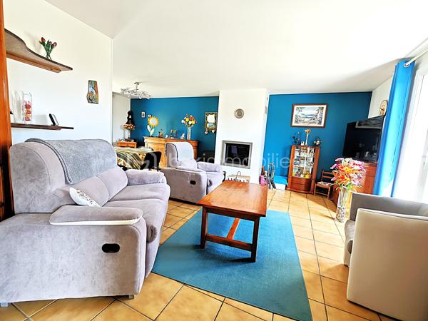 À Gallardon, dans un environnement particulièrement recherché alliant calme résidentiel, proximité immédiate des écoles, commerces et accès rapide vers Paris / Chartres, venez découvrir cette superbe maison familiale de standing, parfaitement entretenue, offrant environ 120,78 m² habitables complétés par un sous-sol total de 81,25 m², un garage indépendant, le tout édifié sur un magnifique terrain clos, arboré et aménagé de 1 289 m², sans vis-à-vis.

Dès l’arrivée, le charme opère immédiatement. La qualité d’entretien irréprochable, la luminosité naturelle omniprésente, les volumes harmonieux et l’atmosphère chaleureuse font de cette propriété un bien rare sur le secteur.

Le rez-de-chaussée propose une organisation de plain-pied particulièrement confortable avec une cuisine indépendante fonctionnelle, un agréable espace séjour / salon de plus de 31 m², idéal pour recevoir famille et amis, donnant sur une grande terrasse, idéale pour partager de précieux moments de détente et de convivialité en famille ou entre amis. Deux belles chambres avec rangements et dressing, une salle d’eau moderne ainsi qu’un WC séparé.

À l’étage, un vaste palier de plus de 14 m² constitue un véritable espace de vie supplémentaire pouvant accueillir bureau, coin lecture, salon détente ou salle de jeux. Ce niveau dessert également deux grandes chambres confortables avec rangements intégrés, une seconde salle d’eau et un WC indépendant, offrant un confort idéal pour la vie familiale.

Le sous-sol total représente un atout exceptionnel et rare, avec plus de 81 m² d’espaces complémentaires comprenant :
garage intérieur
vaste atelier
cave peinte
buanderie aménagée
cellier / espaces de stockage

Parfait pour les passionnés de bricolage, le rangement, les véhicules ou les besoins professionnels.

Les prestations générales confirment le sérieux de l’entretien : maison saine, propre, parfaitement suivie, tableau électrique refait avec protections modernes, nombreux placards aménagés, volumes optimisés.

À l’extérieur, vous profiterez d’un superbe terrain plat de 1 289 m², entièrement clos, arboré et soigneusement entretenu, véritable écrin de verdure sans aucun vis-à-vis. Un garage indépendant de 19 m² ainsi qu’un abri de jardin viennent compléter cet ensemble de grande qualité.

Cette propriété réunit tous les critères les plus recherchés : espace, confort, fonctionnalité, intimité, dépendances, grand terrain et excellent état général.

Une maison coup de cœur, rare sur le marché, où il ne reste plus qu’à poser vos valises.

Cette maison vous attend. Venez la découvrir sans tarder.

Contactez-moi 7j/7 pour organiser votre visite et vous accompagner dans votre projet immobilier.