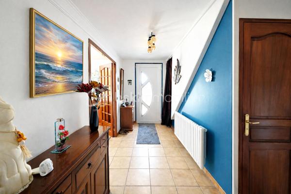 À Gallardon, dans un environnement particulièrement recherché alliant calme résidentiel, proximité immédiate des écoles, commerces et accès rapide vers Paris / Chartres, venez découvrir cette superbe maison familiale de standing, parfaitement entretenue, offrant environ 120,78 m² habitables complétés par un sous-sol total de 81,25 m², un garage indépendant, le tout édifié sur un magnifique terrain clos, arboré et aménagé de 1 289 m², sans vis-à-vis.

Dès l’arrivée, le charme opère immédiatement. La qualité d’entretien irréprochable, la luminosité naturelle omniprésente, les volumes harmonieux et l’atmosphère chaleureuse font de cette propriété un bien rare sur le secteur.

Le rez-de-chaussée propose une organisation de plain-pied particulièrement confortable avec une cuisine indépendante fonctionnelle, un agréable espace séjour / salon de plus de 31 m², idéal pour recevoir famille et amis, donnant sur une grande terrasse, idéale pour partager de précieux moments de détente et de convivialité en famille ou entre amis. Deux belles chambres avec rangements et dressing, une salle d’eau moderne ainsi qu’un WC séparé.

À l’étage, un vaste palier de plus de 14 m² constitue un véritable espace de vie supplémentaire pouvant accueillir bureau, coin lecture, salon détente ou salle de jeux. Ce niveau dessert également deux grandes chambres confortables avec rangements intégrés, une seconde salle d’eau et un WC indépendant, offrant un confort idéal pour la vie familiale.

Le sous-sol total représente un atout exceptionnel et rare, avec plus de 81 m² d’espaces complémentaires comprenant :
garage intérieur
vaste atelier
cave peinte
buanderie aménagée
cellier / espaces de stockage

Parfait pour les passionnés de bricolage, le rangement, les véhicules ou les besoins professionnels.

Les prestations générales confirment le sérieux de l’entretien : maison saine, propre, parfaitement suivie, tableau électrique refait avec protections modernes, nombreux placards aménagés, volumes optimisés.

À l’extérieur, vous profiterez d’un superbe terrain plat de 1 289 m², entièrement clos, arboré et soigneusement entretenu, véritable écrin de verdure sans aucun vis-à-vis. Un garage indépendant de 19 m² ainsi qu’un abri de jardin viennent compléter cet ensemble de grande qualité.

Cette propriété réunit tous les critères les plus recherchés : espace, confort, fonctionnalité, intimité, dépendances, grand terrain et excellent état général.

Une maison coup de cœur, rare sur le marché, où il ne reste plus qu’à poser vos valises.

Cette maison vous attend. Venez la découvrir sans tarder.

Contactez-moi 7j/7 pour organiser votre visite et vous accompagner dans votre projet immobilier.