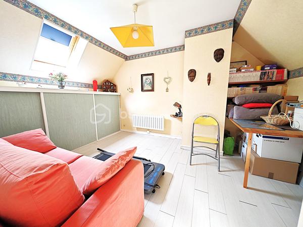 À Gallardon, dans un environnement particulièrement recherché alliant calme résidentiel, proximité immédiate des écoles, commerces et accès rapide vers Paris / Chartres, venez découvrir cette superbe maison familiale de standing, parfaitement entretenue, offrant environ 120,78 m² habitables complétés par un sous-sol total de 81,25 m², un garage indépendant, le tout édifié sur un magnifique terrain clos, arboré et aménagé de 1 289 m², sans vis-à-vis.

Dès l’arrivée, le charme opère immédiatement. La qualité d’entretien irréprochable, la luminosité naturelle omniprésente, les volumes harmonieux et l’atmosphère chaleureuse font de cette propriété un bien rare sur le secteur.

Le rez-de-chaussée propose une organisation de plain-pied particulièrement confortable avec une cuisine indépendante fonctionnelle, un agréable espace séjour / salon de plus de 31 m², idéal pour recevoir famille et amis, donnant sur une grande terrasse, idéale pour partager de précieux moments de détente et de convivialité en famille ou entre amis. Deux belles chambres avec rangements et dressing, une salle d’eau moderne ainsi qu’un WC séparé.

À l’étage, un vaste palier de plus de 14 m² constitue un véritable espace de vie supplémentaire pouvant accueillir bureau, coin lecture, salon détente ou salle de jeux. Ce niveau dessert également deux grandes chambres confortables avec rangements intégrés, une seconde salle d’eau et un WC indépendant, offrant un confort idéal pour la vie familiale.

Le sous-sol total représente un atout exceptionnel et rare, avec plus de 81 m² d’espaces complémentaires comprenant :
garage intérieur
vaste atelier
cave peinte
buanderie aménagée
cellier / espaces de stockage

Parfait pour les passionnés de bricolage, le rangement, les véhicules ou les besoins professionnels.

Les prestations générales confirment le sérieux de l’entretien : maison saine, propre, parfaitement suivie, tableau électrique refait avec protections modernes, nombreux placards aménagés, volumes optimisés.

À l’extérieur, vous profiterez d’un superbe terrain plat de 1 289 m², entièrement clos, arboré et soigneusement entretenu, véritable écrin de verdure sans aucun vis-à-vis. Un garage indépendant de 19 m² ainsi qu’un abri de jardin viennent compléter cet ensemble de grande qualité.

Cette propriété réunit tous les critères les plus recherchés : espace, confort, fonctionnalité, intimité, dépendances, grand terrain et excellent état général.

Une maison coup de cœur, rare sur le marché, où il ne reste plus qu’à poser vos valises.

Cette maison vous attend. Venez la découvrir sans tarder.

Contactez-moi 7j/7 pour organiser votre visite et vous accompagner dans votre projet immobilier.
