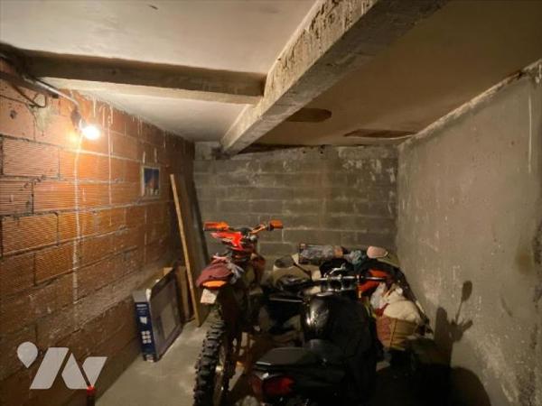 AURILLAC dans un ensemble immobilier garage à vendre, centre ville
Bien vendu soumis au statut ...