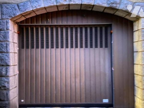 AURILLAC dans un ensemble immobilier garage à vendre, centre ville
Bien vendu soumis au statut ...