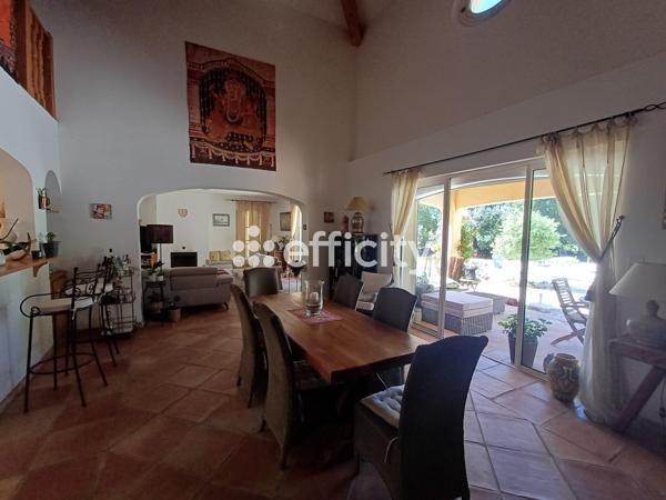 Maison
         5 pièces
        - 230 m²