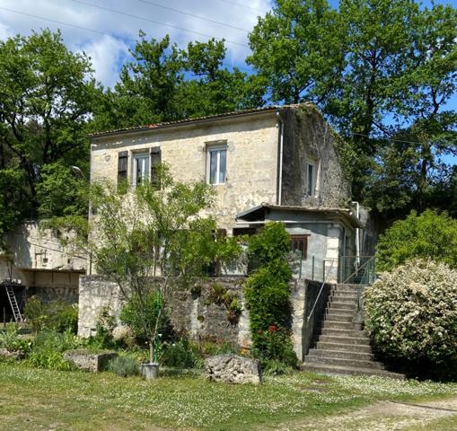 Puymoyen. Ensemble immobilier avec carrières