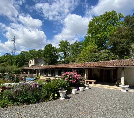 Puymoyen. Ensemble immobilier avec carrières