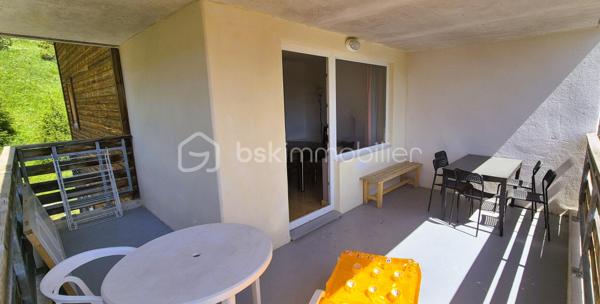 🏔️✨ APPARTEMENT T2 – SKIS AUX PIEDS – LA FOUX D’ALLOS – ESPACE LUMIÈRE
Au cœur de La Foux d’Allos, dans le prestigieux domaine skiable Espace Lumière (plus grand domaine des Alpes du Sud), découvrez ce bel appartement T2 d’environ 31 m², idéalement situé avec départ skis aux pieds et bénéficiant d’une vue panoramique exceptionnelle sur toute la station. ⛷️🌄
Situé dans le Val d’Allos, aux portes du Parc National du Mercantour et à proximité des sources du Verdon, ce bien offre un cadre naturel privilégié, été comme hiver. 🌿❄️
________________________________________
✨ DESCRIPTIF DU BIEN
•	Type : Appartement T2 
•	Surface : environ 31 m² 
•	Exposition : Sud / Est ☀️ En Angle de résidence
•	Capacité : 4 personnes, idéale pour séjour montagne 
Agencement :
•	🛋️ Salon / séjour lumineux, 
•	🍽️ Coin cuisine équipée, 
•	🛏️ 1 chambre, 
•	🛁 Salle de bains, 
•	🚽 WC séparés. 
________________________________________
🌄 EXTÉRIEUR
•	🌞 Terrasse d’environ 15 m² 
•	Vue panoramique imprenable sur la station et les montagnes
Un véritable atout pour profiter pleinement de l’environnement alpin. 
________________________________________
🎿 CONFORT & ÉQUIPEMENTS
•	✔️ Vendu meublé et entièrement équipé 🧳 
•	🎿 Casier à skis 
•	🚗 Place de stationnement privative en parking extérieur________________________________________
📍 EMPLACEMENT IDÉAL
•	⛷️ Départ skis aux pieds, 
•	🏔️ Domaine Espace Lumière (La Foux d’Allos / Praloup), 
•	🚵‍♂️ Station dynamique été / hiver (ski, VTT, randonnée, nature), 
•	🌿 À proximité du Parc National du Mercantour et des Gorges du Verdon. 
________________________________________
⭐ LES + QUI FONT LA DIFFÉRENCE
•	Emplacement exceptionnel en pied de pistes 
•	Vue panoramique unique 
•	Terrasse spacieuse 
•	Parking privatif 
•	Appartement clé en main 
________________________________________
✨ Un bien idéal pour un pied-à-terre à la montagne ou un investissement locatif de qualité
🛑 À voir absolument !
📞 Contactez-moi dès maintenant pour organiser une visite (disponible du lundi au samedi) 😊