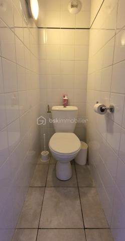 🏔️✨ APPARTEMENT T2 – SKIS AUX PIEDS – LA FOUX D’ALLOS – ESPACE LUMIÈRE
Au cœur de La Foux d’Allos, dans le prestigieux domaine skiable Espace Lumière (plus grand domaine des Alpes du Sud), découvrez ce bel appartement T2 d’environ 31 m², idéalement situé avec départ skis aux pieds et bénéficiant d’une vue panoramique exceptionnelle sur toute la station. ⛷️🌄
Situé dans le Val d’Allos, aux portes du Parc National du Mercantour et à proximité des sources du Verdon, ce bien offre un cadre naturel privilégié, été comme hiver. 🌿❄️
________________________________________
✨ DESCRIPTIF DU BIEN
•	Type : Appartement T2 
•	Surface : environ 31 m² 
•	Exposition : Sud / Est ☀️ En Angle de résidence
•	Capacité : 4 personnes, idéale pour séjour montagne 
Agencement :
•	🛋️ Salon / séjour lumineux, 
•	🍽️ Coin cuisine équipée, 
•	🛏️ 1 chambre, 
•	🛁 Salle de bains, 
•	🚽 WC séparés. 
________________________________________
🌄 EXTÉRIEUR
•	🌞 Terrasse d’environ 15 m² 
•	Vue panoramique imprenable sur la station et les montagnes
Un véritable atout pour profiter pleinement de l’environnement alpin. 
________________________________________
🎿 CONFORT & ÉQUIPEMENTS
•	✔️ Vendu meublé et entièrement équipé 🧳 
•	🎿 Casier à skis 
•	🚗 Place de stationnement privative en parking extérieur________________________________________
📍 EMPLACEMENT IDÉAL
•	⛷️ Départ skis aux pieds, 
•	🏔️ Domaine Espace Lumière (La Foux d’Allos / Praloup), 
•	🚵‍♂️ Station dynamique été / hiver (ski, VTT, randonnée, nature), 
•	🌿 À proximité du Parc National du Mercantour et des Gorges du Verdon. 
________________________________________
⭐ LES + QUI FONT LA DIFFÉRENCE
•	Emplacement exceptionnel en pied de pistes 
•	Vue panoramique unique 
•	Terrasse spacieuse 
•	Parking privatif 
•	Appartement clé en main 
________________________________________
✨ Un bien idéal pour un pied-à-terre à la montagne ou un investissement locatif de qualité
🛑 À voir absolument !
📞 Contactez-moi dès maintenant pour organiser une visite (disponible du lundi au samedi) 😊