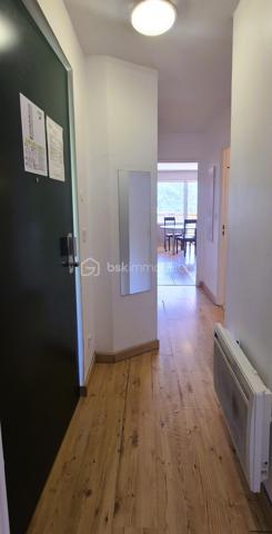 🏔️✨ APPARTEMENT T2 – SKIS AUX PIEDS – LA FOUX D’ALLOS – ESPACE LUMIÈRE
Au cœur de La Foux d’Allos, dans le prestigieux domaine skiable Espace Lumière (plus grand domaine des Alpes du Sud), découvrez ce bel appartement T2 d’environ 31 m², idéalement situé avec départ skis aux pieds et bénéficiant d’une vue panoramique exceptionnelle sur toute la station. ⛷️🌄
Situé dans le Val d’Allos, aux portes du Parc National du Mercantour et à proximité des sources du Verdon, ce bien offre un cadre naturel privilégié, été comme hiver. 🌿❄️
________________________________________
✨ DESCRIPTIF DU BIEN
•	Type : Appartement T2 
•	Surface : environ 31 m² 
•	Exposition : Sud / Est ☀️ En Angle de résidence
•	Capacité : 4 personnes, idéale pour séjour montagne 
Agencement :
•	🛋️ Salon / séjour lumineux, 
•	🍽️ Coin cuisine équipée, 
•	🛏️ 1 chambre, 
•	🛁 Salle de bains, 
•	🚽 WC séparés. 
________________________________________
🌄 EXTÉRIEUR
•	🌞 Terrasse d’environ 15 m² 
•	Vue panoramique imprenable sur la station et les montagnes
Un véritable atout pour profiter pleinement de l’environnement alpin. 
________________________________________
🎿 CONFORT & ÉQUIPEMENTS
•	✔️ Vendu meublé et entièrement équipé 🧳 
•	🎿 Casier à skis 
•	🚗 Place de stationnement privative en parking extérieur________________________________________
📍 EMPLACEMENT IDÉAL
•	⛷️ Départ skis aux pieds, 
•	🏔️ Domaine Espace Lumière (La Foux d’Allos / Praloup), 
•	🚵‍♂️ Station dynamique été / hiver (ski, VTT, randonnée, nature), 
•	🌿 À proximité du Parc National du Mercantour et des Gorges du Verdon. 
________________________________________
⭐ LES + QUI FONT LA DIFFÉRENCE
•	Emplacement exceptionnel en pied de pistes 
•	Vue panoramique unique 
•	Terrasse spacieuse 
•	Parking privatif 
•	Appartement clé en main 
________________________________________
✨ Un bien idéal pour un pied-à-terre à la montagne ou un investissement locatif de qualité
🛑 À voir absolument !
📞 Contactez-moi dès maintenant pour organiser une visite (disponible du lundi au samedi) 😊