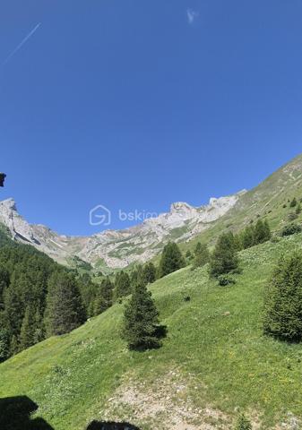 🏔️✨ APPARTEMENT T2 – SKIS AUX PIEDS – LA FOUX D’ALLOS – ESPACE LUMIÈRE
Au cœur de La Foux d’Allos, dans le prestigieux domaine skiable Espace Lumière (plus grand domaine des Alpes du Sud), découvrez ce bel appartement T2 d’environ 31 m², idéalement situé avec départ skis aux pieds et bénéficiant d’une vue panoramique exceptionnelle sur toute la station. ⛷️🌄
Situé dans le Val d’Allos, aux portes du Parc National du Mercantour et à proximité des sources du Verdon, ce bien offre un cadre naturel privilégié, été comme hiver. 🌿❄️
________________________________________
✨ DESCRIPTIF DU BIEN
•	Type : Appartement T2 
•	Surface : environ 31 m² 
•	Exposition : Sud / Est ☀️ En Angle de résidence
•	Capacité : 4 personnes, idéale pour séjour montagne 
Agencement :
•	🛋️ Salon / séjour lumineux, 
•	🍽️ Coin cuisine équipée, 
•	🛏️ 1 chambre, 
•	🛁 Salle de bains, 
•	🚽 WC séparés. 
________________________________________
🌄 EXTÉRIEUR
•	🌞 Terrasse d’environ 15 m² 
•	Vue panoramique imprenable sur la station et les montagnes
Un véritable atout pour profiter pleinement de l’environnement alpin. 
________________________________________
🎿 CONFORT & ÉQUIPEMENTS
•	✔️ Vendu meublé et entièrement équipé 🧳 
•	🎿 Casier à skis 
•	🚗 Place de stationnement privative en parking extérieur________________________________________
📍 EMPLACEMENT IDÉAL
•	⛷️ Départ skis aux pieds, 
•	🏔️ Domaine Espace Lumière (La Foux d’Allos / Praloup), 
•	🚵‍♂️ Station dynamique été / hiver (ski, VTT, randonnée, nature), 
•	🌿 À proximité du Parc National du Mercantour et des Gorges du Verdon. 
________________________________________
⭐ LES + QUI FONT LA DIFFÉRENCE
•	Emplacement exceptionnel en pied de pistes 
•	Vue panoramique unique 
•	Terrasse spacieuse 
•	Parking privatif 
•	Appartement clé en main 
________________________________________
✨ Un bien idéal pour un pied-à-terre à la montagne ou un investissement locatif de qualité
🛑 À voir absolument !
📞 Contactez-moi dès maintenant pour organiser une visite (disponible du lundi au samedi) 😊