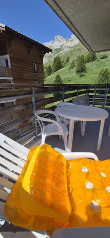 🏔️✨ APPARTEMENT T2 – SKIS AUX PIEDS – LA FOUX D’ALLOS – ESPACE LUMIÈRE
Au cœur de La Foux d’Allos, dans le prestigieux domaine skiable Espace Lumière (plus grand domaine des Alpes du Sud), découvrez ce bel appartement T2 d’environ 31 m², idéalement situé avec départ skis aux pieds et bénéficiant d’une vue panoramique exceptionnelle sur toute la station. ⛷️🌄
Situé dans le Val d’Allos, aux portes du Parc National du Mercantour et à proximité des sources du Verdon, ce bien offre un cadre naturel privilégié, été comme hiver. 🌿❄️
________________________________________
✨ DESCRIPTIF DU BIEN
•	Type : Appartement T2 
•	Surface : environ 31 m² 
•	Exposition : Sud / Est ☀️ En Angle de résidence
•	Capacité : 4 personnes, idéale pour séjour montagne 
Agencement :
•	🛋️ Salon / séjour lumineux, 
•	🍽️ Coin cuisine équipée, 
•	🛏️ 1 chambre, 
•	🛁 Salle de bains, 
•	🚽 WC séparés. 
________________________________________
🌄 EXTÉRIEUR
•	🌞 Terrasse d’environ 15 m² 
•	Vue panoramique imprenable sur la station et les montagnes
Un véritable atout pour profiter pleinement de l’environnement alpin. 
________________________________________
🎿 CONFORT & ÉQUIPEMENTS
•	✔️ Vendu meublé et entièrement équipé 🧳 
•	🎿 Casier à skis 
•	🚗 Place de stationnement privative en parking extérieur________________________________________
📍 EMPLACEMENT IDÉAL
•	⛷️ Départ skis aux pieds, 
•	🏔️ Domaine Espace Lumière (La Foux d’Allos / Praloup), 
•	🚵‍♂️ Station dynamique été / hiver (ski, VTT, randonnée, nature), 
•	🌿 À proximité du Parc National du Mercantour et des Gorges du Verdon. 
________________________________________
⭐ LES + QUI FONT LA DIFFÉRENCE
•	Emplacement exceptionnel en pied de pistes 
•	Vue panoramique unique 
•	Terrasse spacieuse 
•	Parking privatif 
•	Appartement clé en main 
________________________________________
✨ Un bien idéal pour un pied-à-terre à la montagne ou un investissement locatif de qualité
🛑 À voir absolument !
📞 Contactez-moi dès maintenant pour organiser une visite (disponible du lundi au samedi) 😊