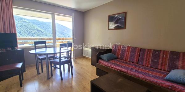 🏔️✨ APPARTEMENT T2 – SKIS AUX PIEDS – LA FOUX D’ALLOS – ESPACE LUMIÈRE
Au cœur de La Foux d’Allos, dans le prestigieux domaine skiable Espace Lumière (plus grand domaine des Alpes du Sud), découvrez ce bel appartement T2 d’environ 31 m², idéalement situé avec départ skis aux pieds et bénéficiant d’une vue panoramique exceptionnelle sur toute la station. ⛷️🌄
Situé dans le Val d’Allos, aux portes du Parc National du Mercantour et à proximité des sources du Verdon, ce bien offre un cadre naturel privilégié, été comme hiver. 🌿❄️
________________________________________
✨ DESCRIPTIF DU BIEN
•	Type : Appartement T2 
•	Surface : environ 31 m² 
•	Exposition : Sud / Est ☀️ En Angle de résidence
•	Capacité : 4 personnes, idéale pour séjour montagne 
Agencement :
•	🛋️ Salon / séjour lumineux, 
•	🍽️ Coin cuisine équipée, 
•	🛏️ 1 chambre, 
•	🛁 Salle de bains, 
•	🚽 WC séparés. 
________________________________________
🌄 EXTÉRIEUR
•	🌞 Terrasse d’environ 15 m² 
•	Vue panoramique imprenable sur la station et les montagnes
Un véritable atout pour profiter pleinement de l’environnement alpin. 
________________________________________
🎿 CONFORT & ÉQUIPEMENTS
•	✔️ Vendu meublé et entièrement équipé 🧳 
•	🎿 Casier à skis 
•	🚗 Place de stationnement privative en parking extérieur________________________________________
📍 EMPLACEMENT IDÉAL
•	⛷️ Départ skis aux pieds, 
•	🏔️ Domaine Espace Lumière (La Foux d’Allos / Praloup), 
•	🚵‍♂️ Station dynamique été / hiver (ski, VTT, randonnée, nature), 
•	🌿 À proximité du Parc National du Mercantour et des Gorges du Verdon. 
________________________________________
⭐ LES + QUI FONT LA DIFFÉRENCE
•	Emplacement exceptionnel en pied de pistes 
•	Vue panoramique unique 
•	Terrasse spacieuse 
•	Parking privatif 
•	Appartement clé en main 
________________________________________
✨ Un bien idéal pour un pied-à-terre à la montagne ou un investissement locatif de qualité
🛑 À voir absolument !
📞 Contactez-moi dès maintenant pour organiser une visite (disponible du lundi au samedi) 😊