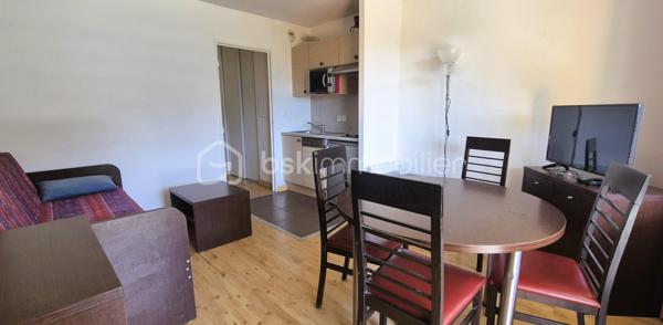🏔️✨ APPARTEMENT T2 – SKIS AUX PIEDS – LA FOUX D’ALLOS – ESPACE LUMIÈRE
Au cœur de La Foux d’Allos, dans le prestigieux domaine skiable Espace Lumière (plus grand domaine des Alpes du Sud), découvrez ce bel appartement T2 d’environ 31 m², idéalement situé avec départ skis aux pieds et bénéficiant d’une vue panoramique exceptionnelle sur toute la station. ⛷️🌄
Situé dans le Val d’Allos, aux portes du Parc National du Mercantour et à proximité des sources du Verdon, ce bien offre un cadre naturel privilégié, été comme hiver. 🌿❄️
________________________________________
✨ DESCRIPTIF DU BIEN
•	Type : Appartement T2 
•	Surface : environ 31 m² 
•	Exposition : Sud / Est ☀️ En Angle de résidence
•	Capacité : 4 personnes, idéale pour séjour montagne 
Agencement :
•	🛋️ Salon / séjour lumineux, 
•	🍽️ Coin cuisine équipée, 
•	🛏️ 1 chambre, 
•	🛁 Salle de bains, 
•	🚽 WC séparés. 
________________________________________
🌄 EXTÉRIEUR
•	🌞 Terrasse d’environ 15 m² 
•	Vue panoramique imprenable sur la station et les montagnes
Un véritable atout pour profiter pleinement de l’environnement alpin. 
________________________________________
🎿 CONFORT & ÉQUIPEMENTS
•	✔️ Vendu meublé et entièrement équipé 🧳 
•	🎿 Casier à skis 
•	🚗 Place de stationnement privative en parking extérieur________________________________________
📍 EMPLACEMENT IDÉAL
•	⛷️ Départ skis aux pieds, 
•	🏔️ Domaine Espace Lumière (La Foux d’Allos / Praloup), 
•	🚵‍♂️ Station dynamique été / hiver (ski, VTT, randonnée, nature), 
•	🌿 À proximité du Parc National du Mercantour et des Gorges du Verdon. 
________________________________________
⭐ LES + QUI FONT LA DIFFÉRENCE
•	Emplacement exceptionnel en pied de pistes 
•	Vue panoramique unique 
•	Terrasse spacieuse 
•	Parking privatif 
•	Appartement clé en main 
________________________________________
✨ Un bien idéal pour un pied-à-terre à la montagne ou un investissement locatif de qualité
🛑 À voir absolument !
📞 Contactez-moi dès maintenant pour organiser une visite (disponible du lundi au samedi) 😊