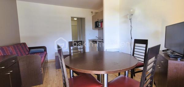 🏔️✨ APPARTEMENT T2 – SKIS AUX PIEDS – LA FOUX D’ALLOS – ESPACE LUMIÈRE
Au cœur de La Foux d’Allos, dans le prestigieux domaine skiable Espace Lumière (plus grand domaine des Alpes du Sud), découvrez ce bel appartement T2 d’environ 31 m², idéalement situé avec départ skis aux pieds et bénéficiant d’une vue panoramique exceptionnelle sur toute la station. ⛷️🌄
Situé dans le Val d’Allos, aux portes du Parc National du Mercantour et à proximité des sources du Verdon, ce bien offre un cadre naturel privilégié, été comme hiver. 🌿❄️
________________________________________
✨ DESCRIPTIF DU BIEN
•	Type : Appartement T2 
•	Surface : environ 31 m² 
•	Exposition : Sud / Est ☀️ En Angle de résidence
•	Capacité : 4 personnes, idéale pour séjour montagne 
Agencement :
•	🛋️ Salon / séjour lumineux, 
•	🍽️ Coin cuisine équipée, 
•	🛏️ 1 chambre, 
•	🛁 Salle de bains, 
•	🚽 WC séparés. 
________________________________________
🌄 EXTÉRIEUR
•	🌞 Terrasse d’environ 15 m² 
•	Vue panoramique imprenable sur la station et les montagnes
Un véritable atout pour profiter pleinement de l’environnement alpin. 
________________________________________
🎿 CONFORT & ÉQUIPEMENTS
•	✔️ Vendu meublé et entièrement équipé 🧳 
•	🎿 Casier à skis 
•	🚗 Place de stationnement privative en parking extérieur________________________________________
📍 EMPLACEMENT IDÉAL
•	⛷️ Départ skis aux pieds, 
•	🏔️ Domaine Espace Lumière (La Foux d’Allos / Praloup), 
•	🚵‍♂️ Station dynamique été / hiver (ski, VTT, randonnée, nature), 
•	🌿 À proximité du Parc National du Mercantour et des Gorges du Verdon. 
________________________________________
⭐ LES + QUI FONT LA DIFFÉRENCE
•	Emplacement exceptionnel en pied de pistes 
•	Vue panoramique unique 
•	Terrasse spacieuse 
•	Parking privatif 
•	Appartement clé en main 
________________________________________
✨ Un bien idéal pour un pied-à-terre à la montagne ou un investissement locatif de qualité
🛑 À voir absolument !
📞 Contactez-moi dès maintenant pour organiser une visite (disponible du lundi au samedi) 😊